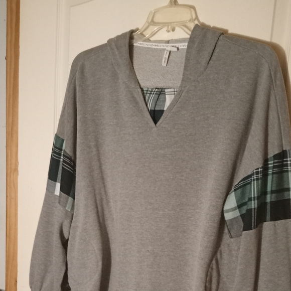 Live Well Ladies Gray and Plaid V-Neck Hoodie With High/Low Hemline Size XL - Picture 2 of 5